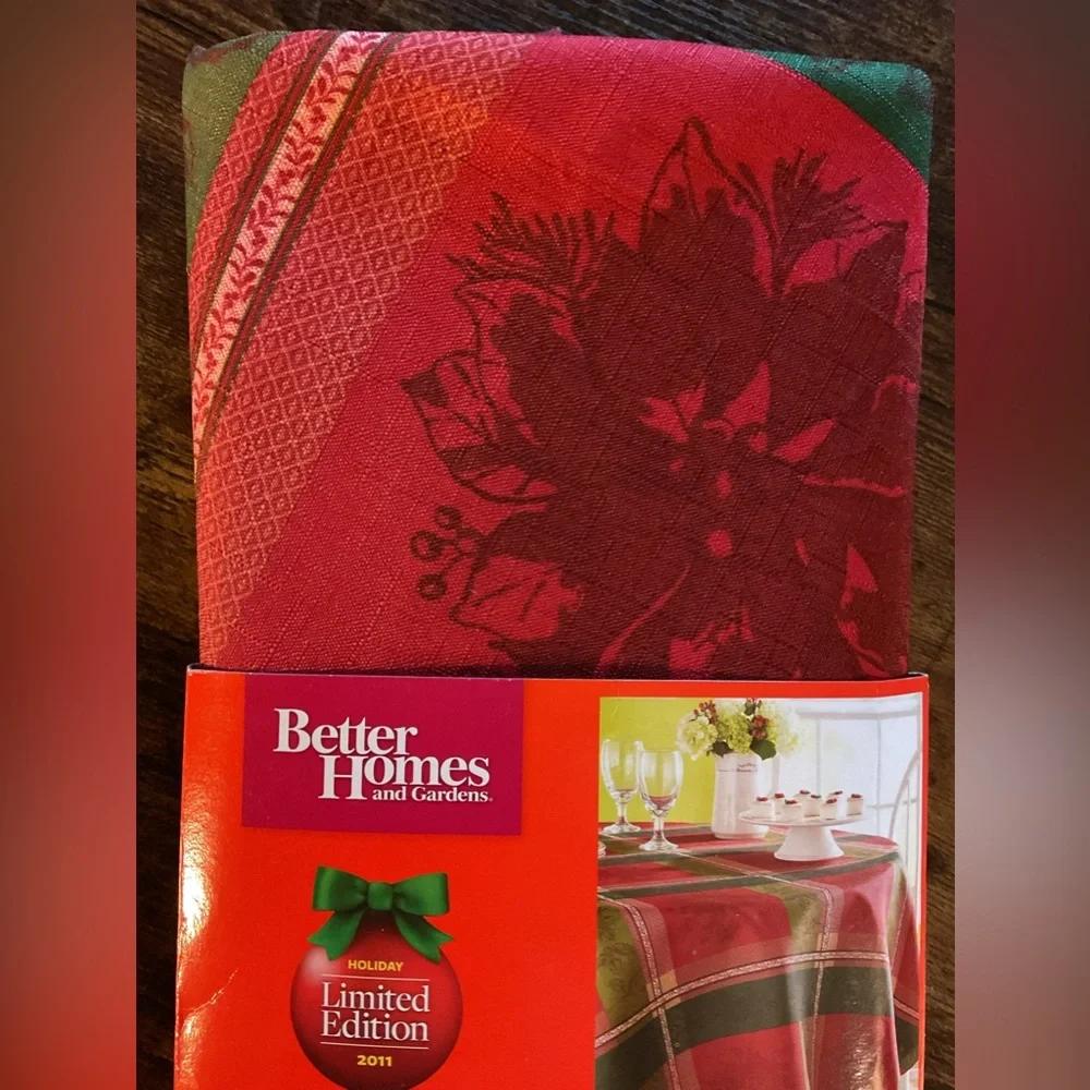 3 new Holiday Christmas tablecloths Bells 🔔 , Plaid & Floral